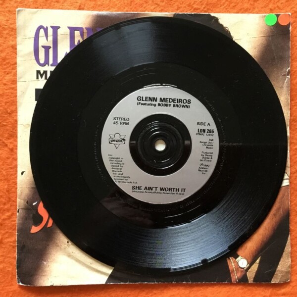 Glenn Medeiros & Bobby Brown- She Ain't Worth It - London Records 7" 1990 - Image 3